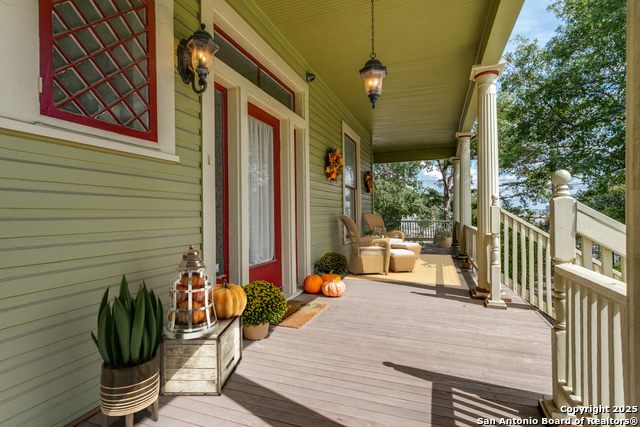 Listing photo id 1 for 305 Ashby W