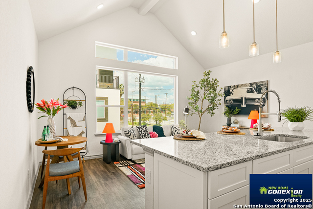 Image 14 of 35 For 310 W Evergreen St #111