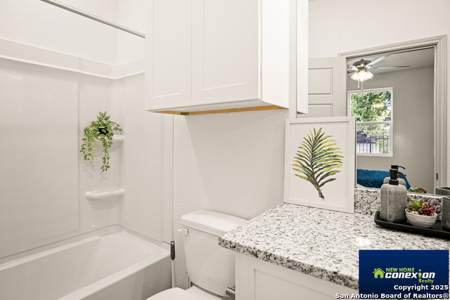 Image 22 of 35 For 310 W Evergreen St #111