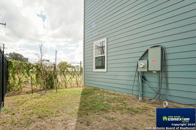 Image 31 of 35 For 310 W Evergreen St #111