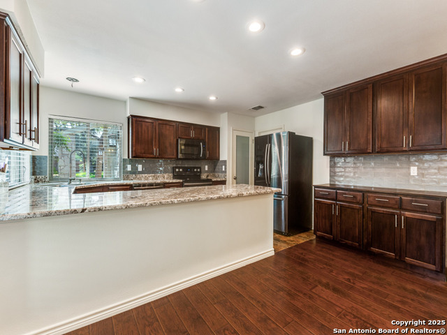 Listing photo id 8 for 13739 Oak Pebble