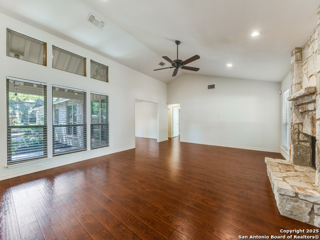 Listing photo id 3 for 13739 Oak Pebble