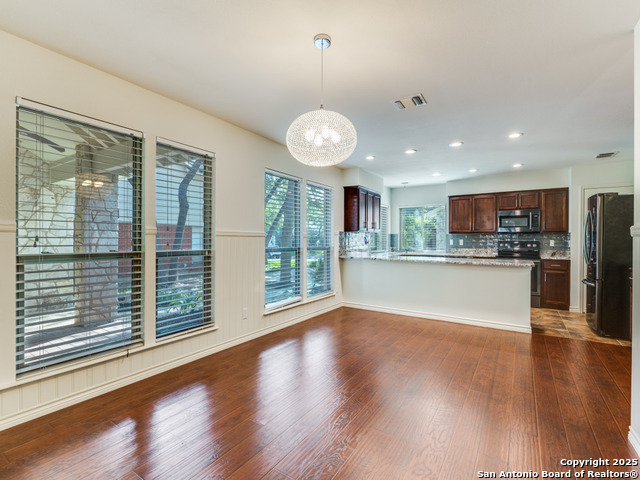 Listing photo id 5 for 13739 Oak Pebble