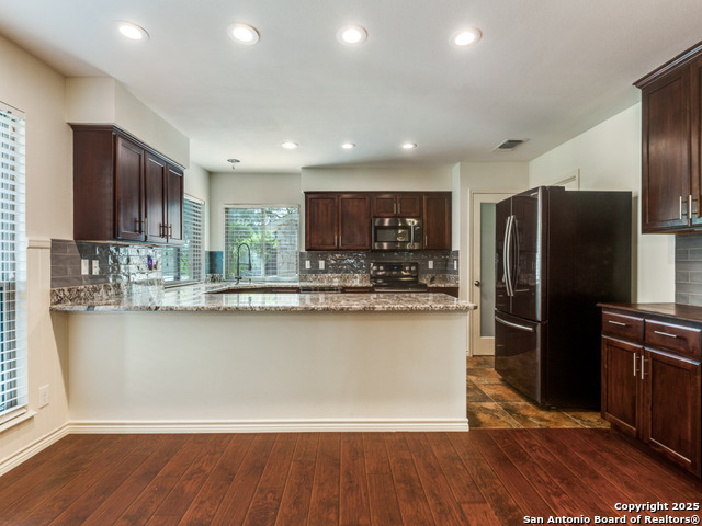 Listing photo id 7 for 13739 Oak Pebble