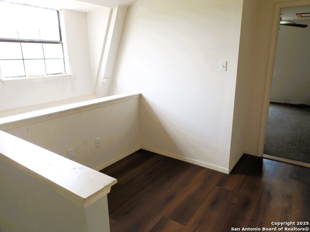 Image 22 of 43 For 213 Oak Cliff