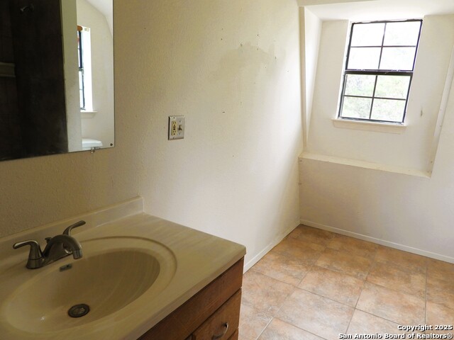 Image 27 of 43 For 213 Oak Cliff