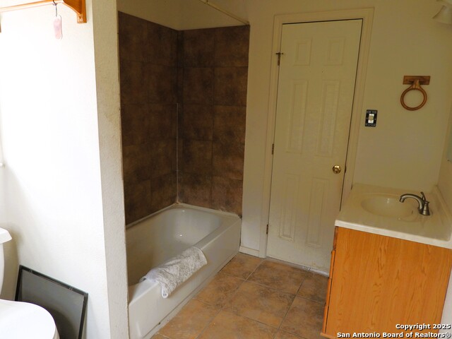 Image 28 of 43 For 213 Oak Cliff