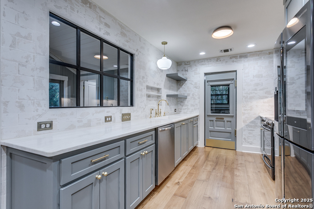 Listing photo id 11 for 502 Hickman St