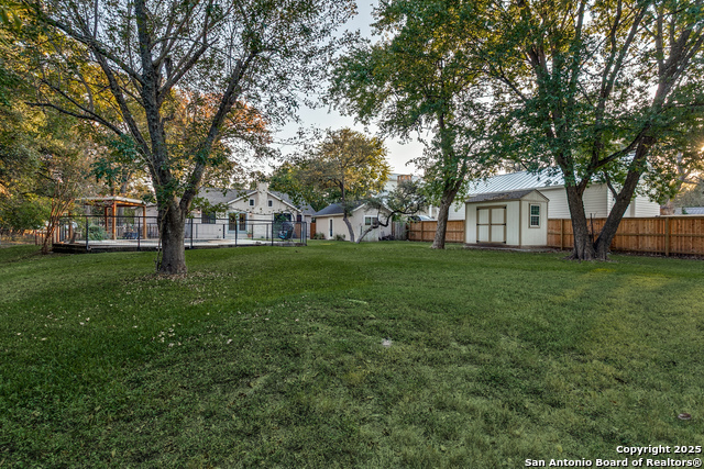 Listing photo id 37 for 502 Hickman St