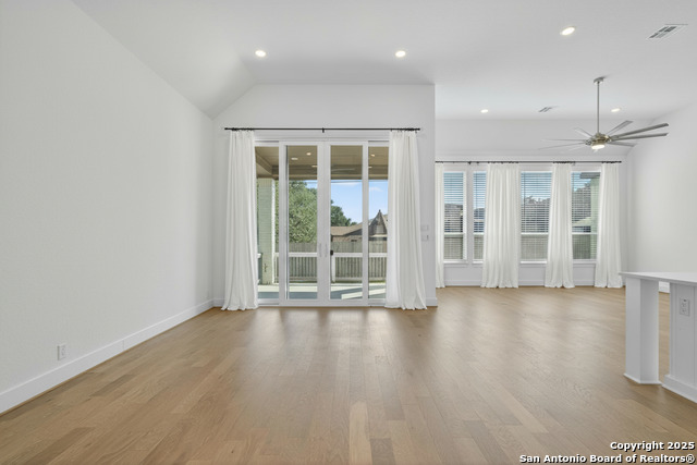 Listing photo id 9 for 8608 Shady Gate