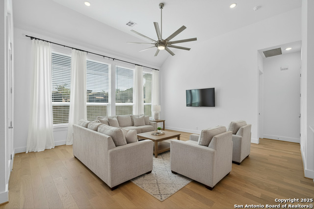 Listing photo id 19 for 8608 Shady Gate