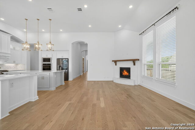 Listing photo id 7 for 8608 Shady Gate