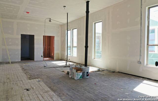 Listing photo id 3 for 1234 Saint Marys S