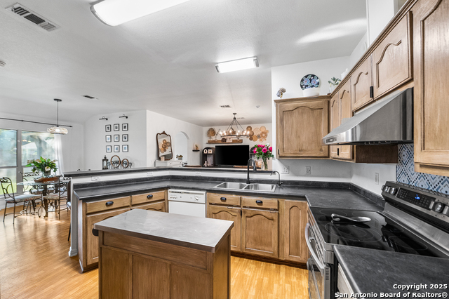 Listing photo id 11 for 2240 Stonehaven