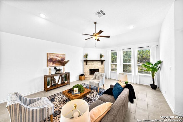 Listing photo id 3 for 2982 Blenheim