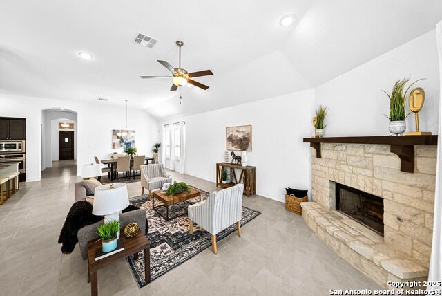 Listing photo id 4 for 2982 Blenheim