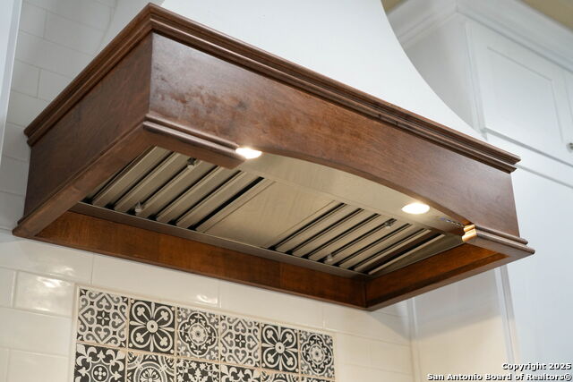 Listing photo id 16 for 711 Midway Crest