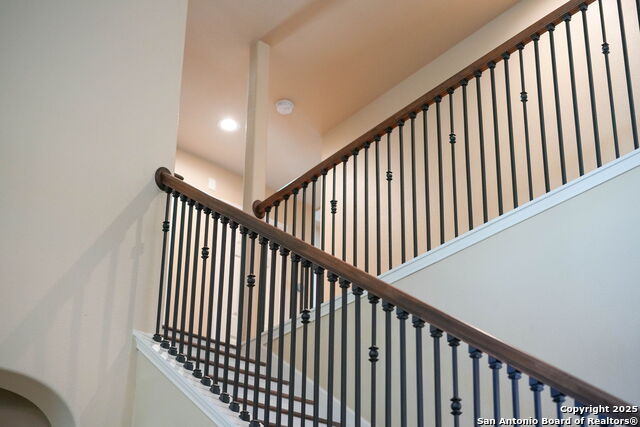 Listing photo id 26 for 711 Midway Crest