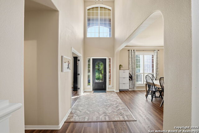 Listing photo id 1 for 711 Midway Crest