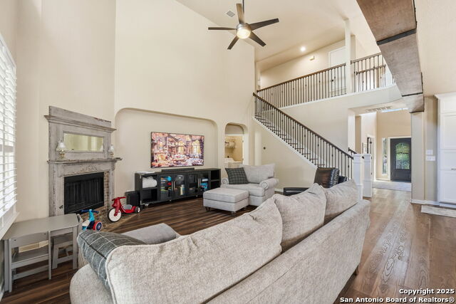 Listing photo id 2 for 711 Midway Crest