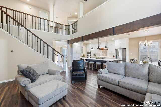 Listing photo id 3 for 711 Midway Crest