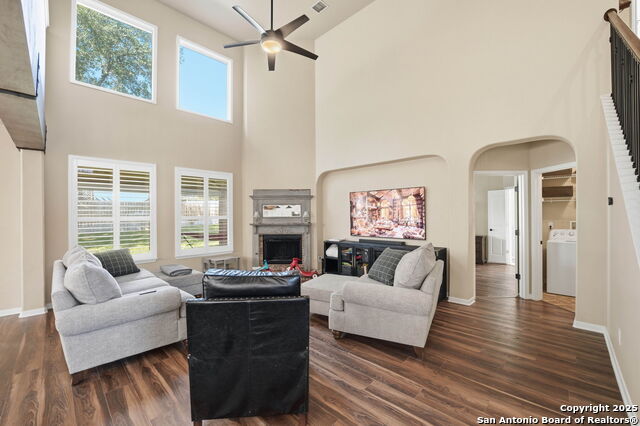 Listing photo id 4 for 711 Midway Crest