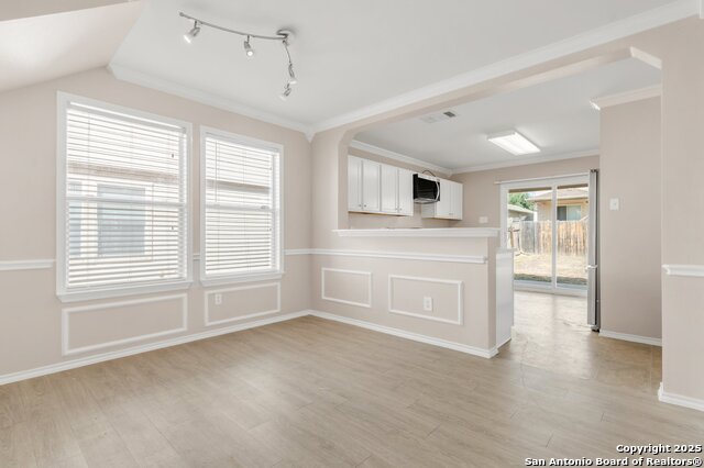 Listing photo id 4 for 5644 Brougham Way