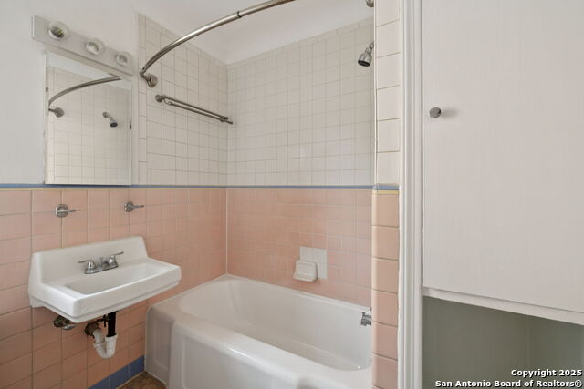 Image 19 of 25 For 515 Olmos Dr E 2