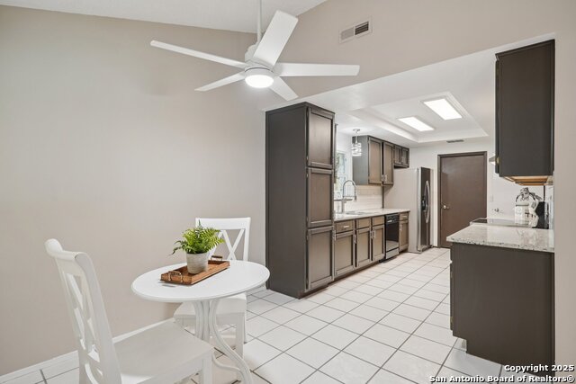 Listing photo id 8 for 5327 Timber Glade