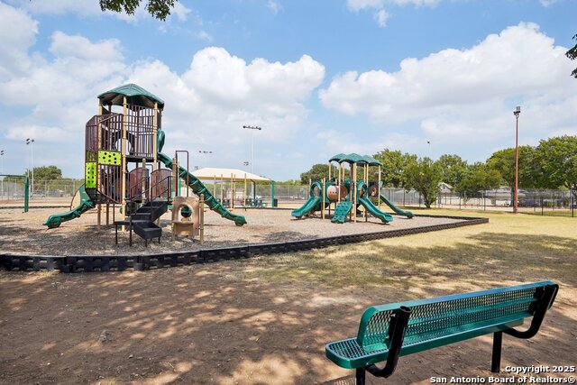 Listing photo id 41 for 5327 Timber Glade