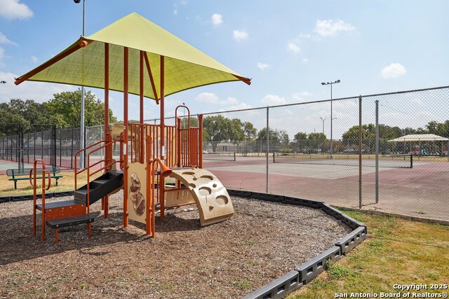 Listing photo id 44 for 5327 Timber Glade