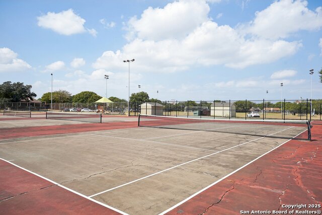 Listing photo id 47 for 5327 Timber Glade