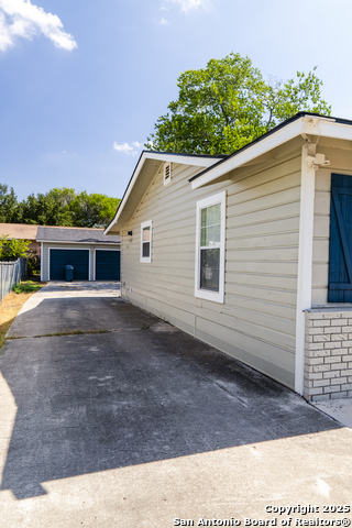 Image 2 of 24 For 1426 Logwood Ave