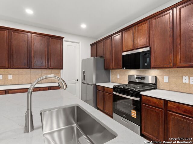 Listing photo id 11 for 4135 Woodbridge Way