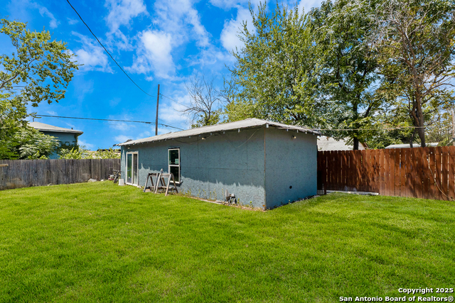 Listing photo id 18 for 3212 Perez  