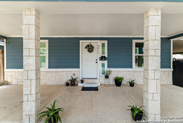 Listing photo id 1 for 3212 Perez  