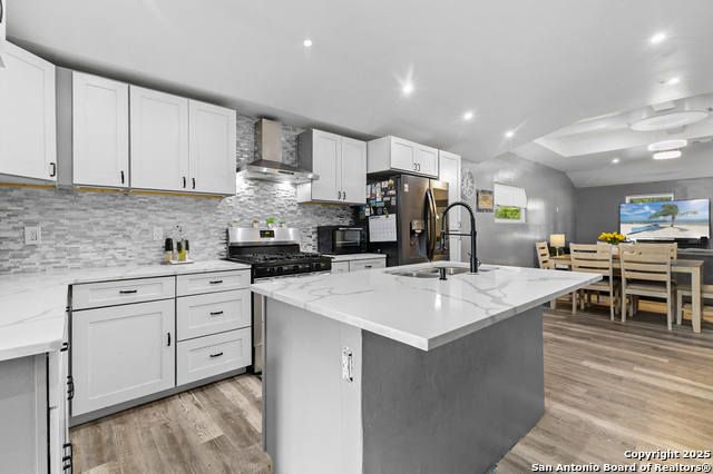 Listing photo id 7 for 3212 Perez  