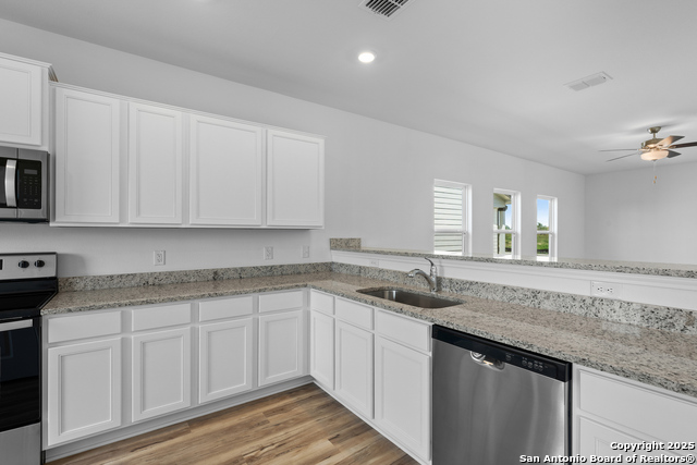 Listing photo id 11 for 4507 Caracara Court