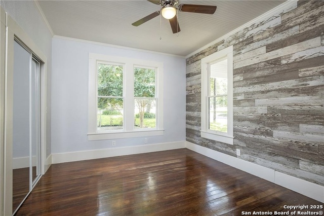 Image 12 of 22 For 271 Willow Avenue S