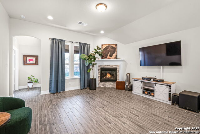 Listing photo id 13 for 2263 Bluewood