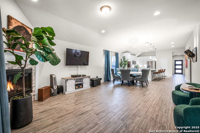 Listing photo id 14 for 2263 Bluewood