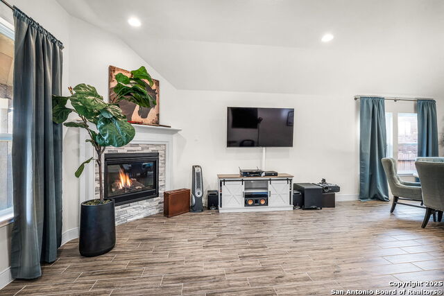 Listing photo id 15 for 2263 Bluewood