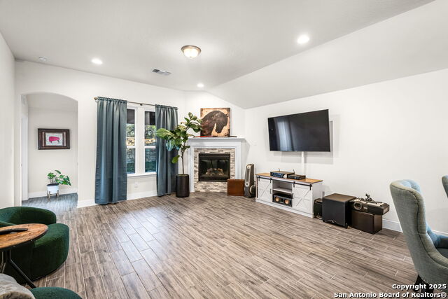 Listing photo id 16 for 2263 Bluewood