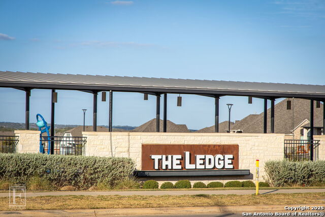 Listing photo id 41 for 2263 Bluewood