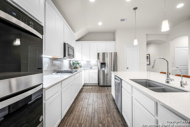 Listing photo id 7 for 2263 Bluewood