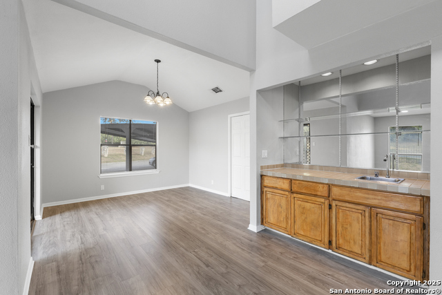 Image 14 of 25 For 401 Thetford