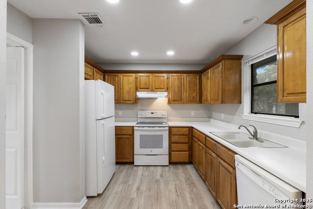 Image 8 of 25 For 401 Thetford