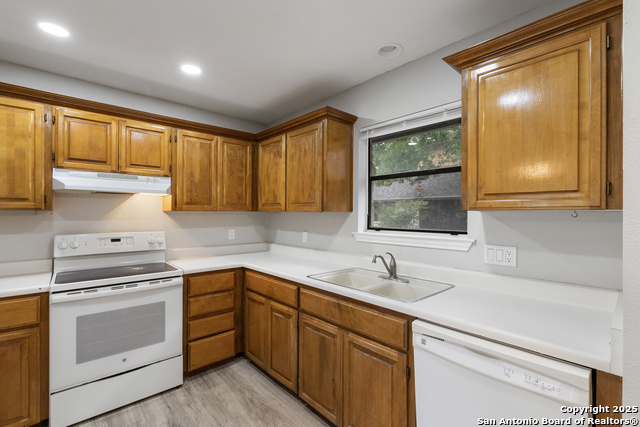 Image 9 of 25 For 401 Thetford