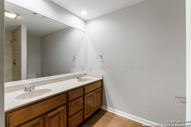 Image 17 of 28 For 402 Thetford