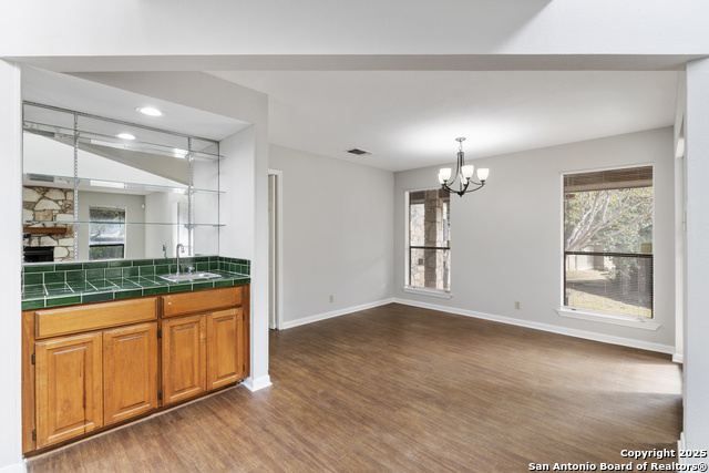 Image 21 of 28 For 402 Thetford